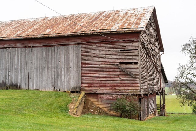 view of side of property featuring a yard and an outdoor structure