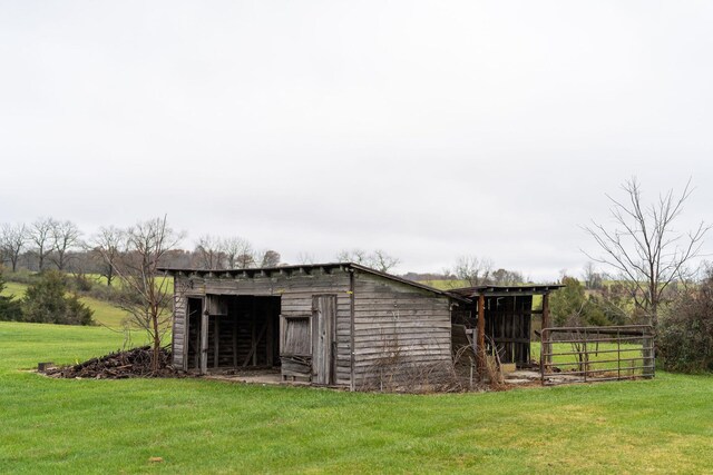 view of outdoor structure featuring a yard