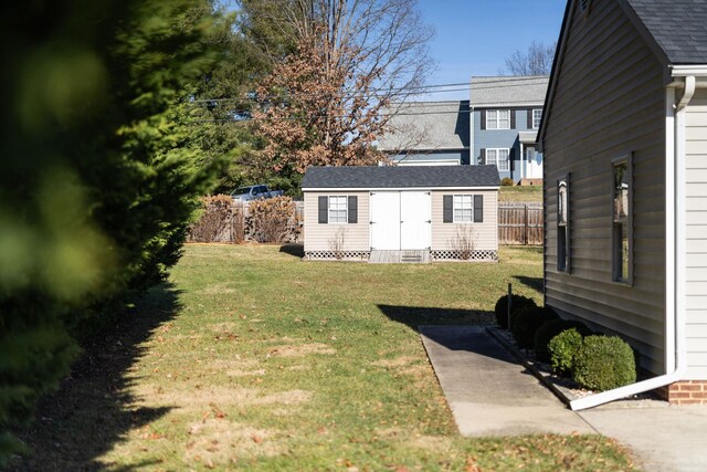 view of yard featuring a storage shed