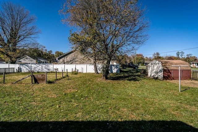 view of yard featuring a storage shed