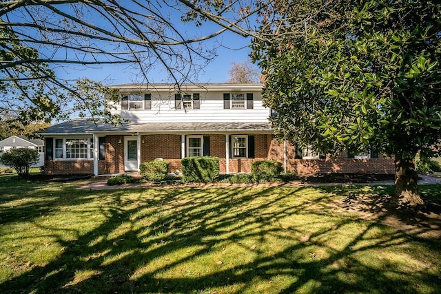 view of front facade with a front lawn