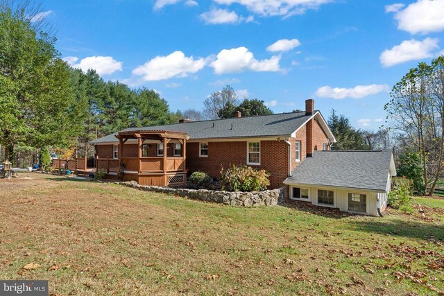 back of house featuring a lawn