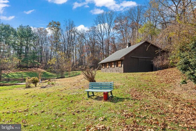 view of yard featuring an outbuilding