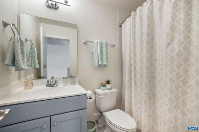 full bath featuring toilet, a shower with curtain, and vanity