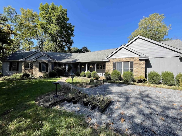 single story home with a front lawn