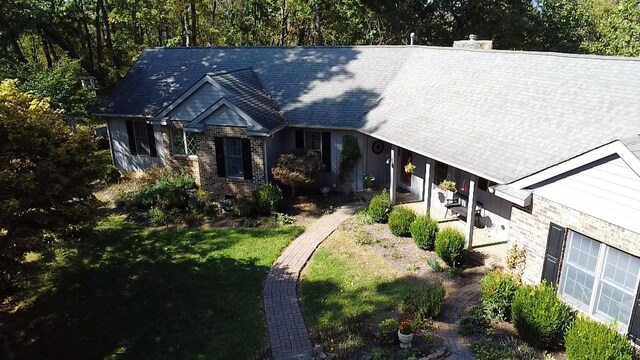 view of front facade featuring a front yard