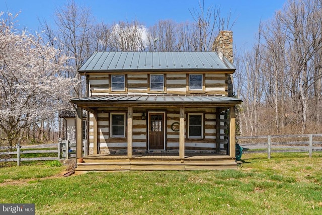 view of front facade featuring a front yard