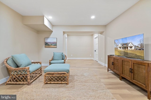 living area featuring recessed lighting, light wood-type flooring, and baseboards