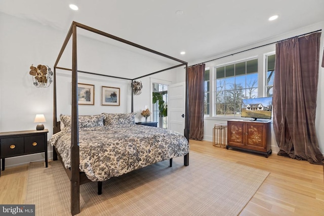 bedroom featuring light wood-style floors, baseboards, and recessed lighting