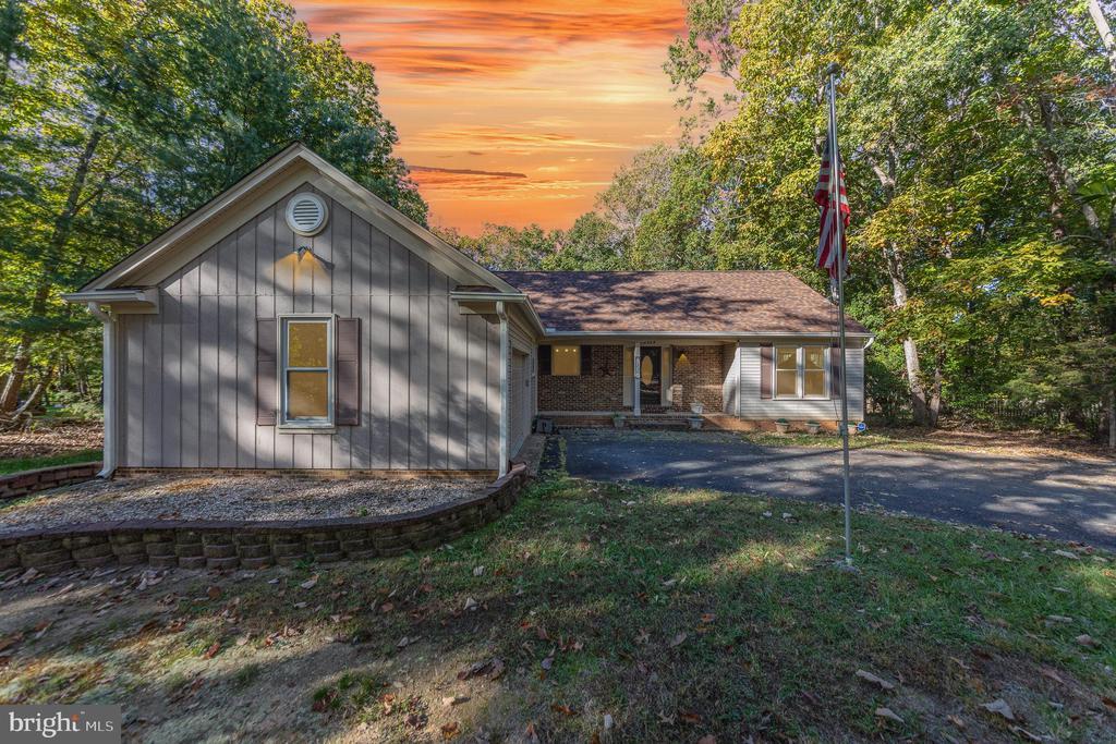 single story home featuring a yard