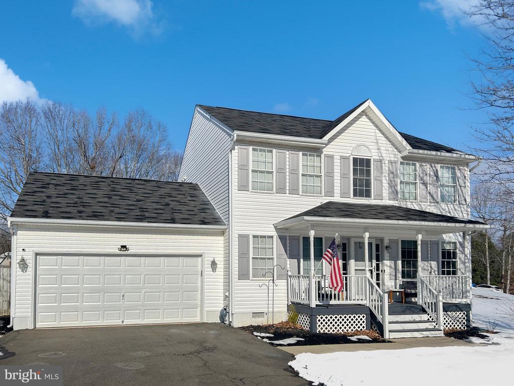 view of front of house with a garage and covered porch