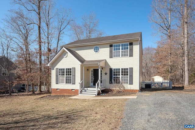 view of front of house featuring crawl space and a front lawn