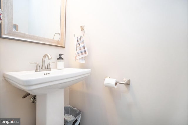 bathroom featuring a sink