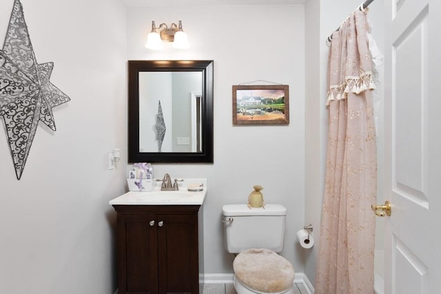 bathroom with toilet, baseboards, curtained shower, and vanity