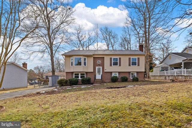 split foyer home featuring a front lawn