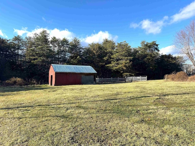 view of yard featuring an outbuilding and fence