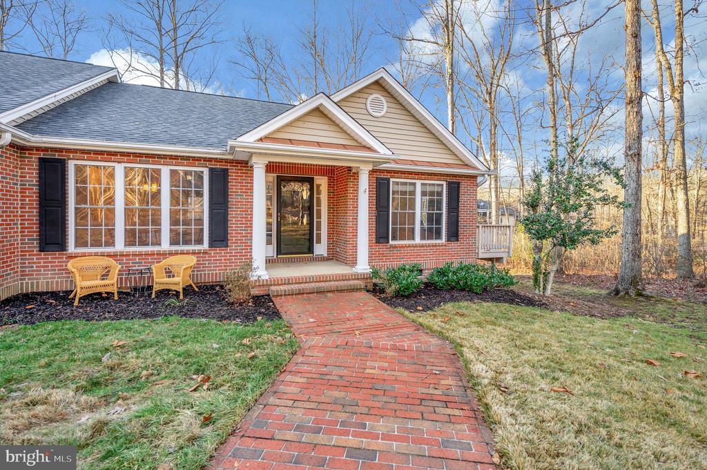 view of front of property with a front yard