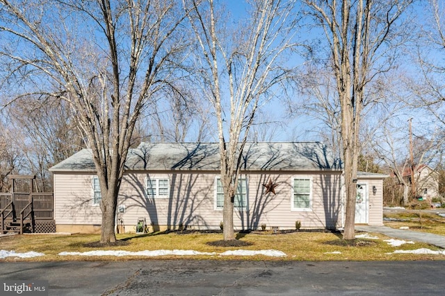 view of front of house featuring a front yard