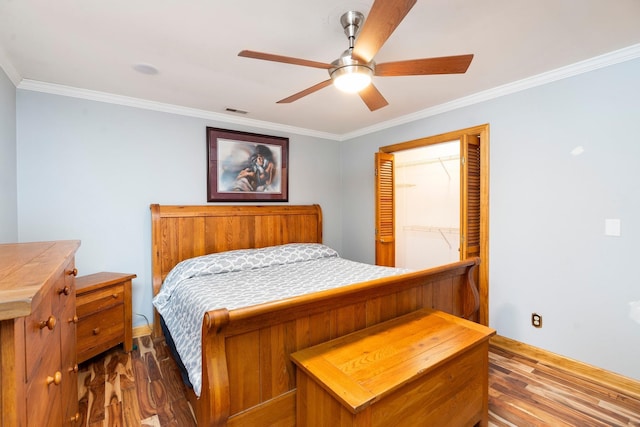 bedroom with ceiling fan, ornamental molding, dark hardwood / wood-style floors, and a closet