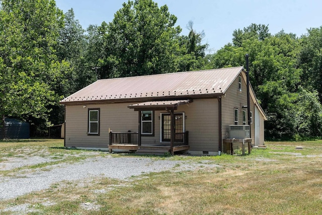 view of front of house with a front lawn