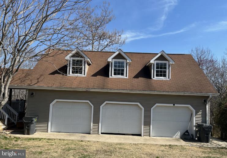 garage featuring a garage