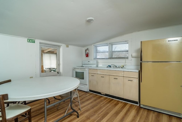 kitchen with refrigerator, lofted ceiling, sink, electric range, and light wood-type flooring