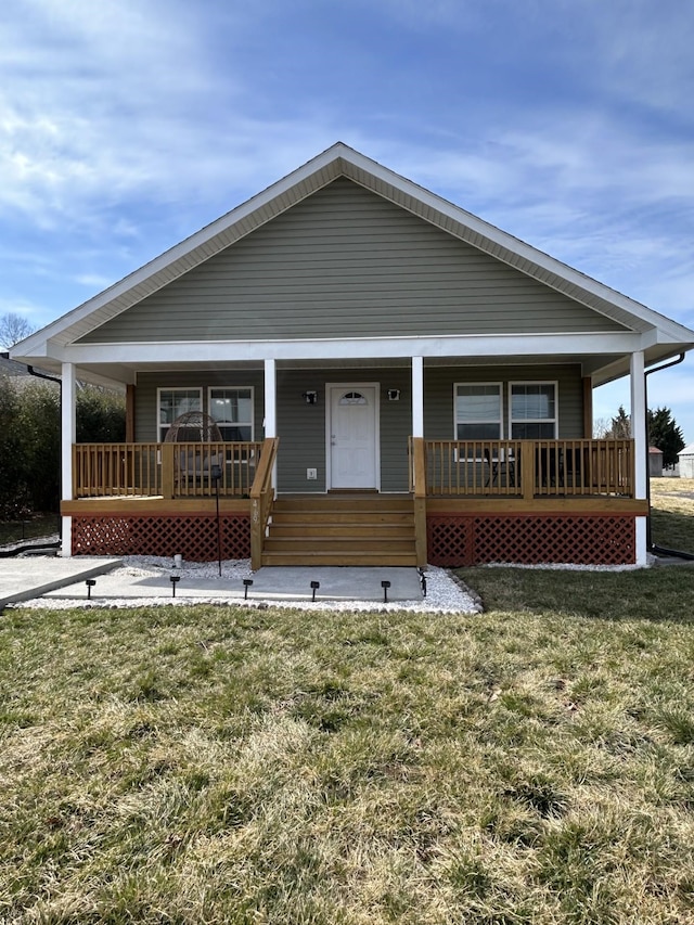 view of front of property featuring a porch and a front yard