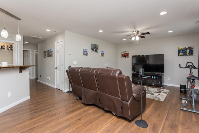 living area featuring wood finished floors, visible vents, baseboards, recessed lighting, and ceiling fan