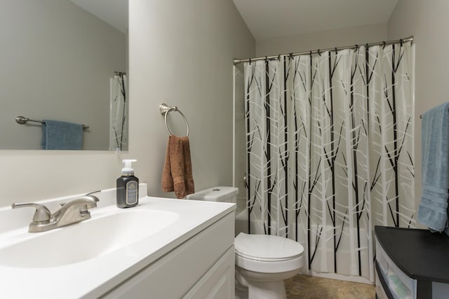 bathroom with toilet, vanity, and shower / bath combo