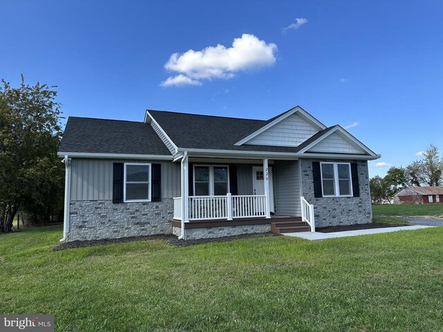 view of front facade with covered porch and a front yard