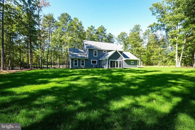 view of front of property featuring a front lawn