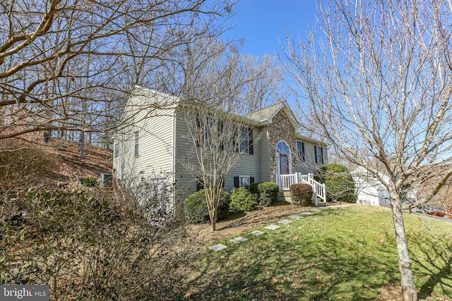 view of front facade featuring a front yard