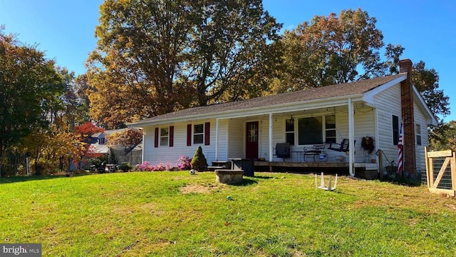 view of front of property with covered porch and a front lawn