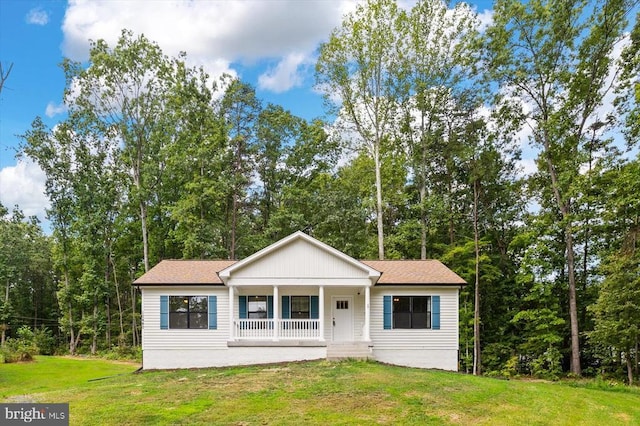 view of front facade featuring a front lawn and covered porch