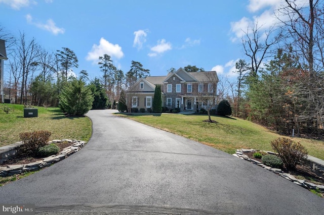 view of front of house featuring driveway and a front yard