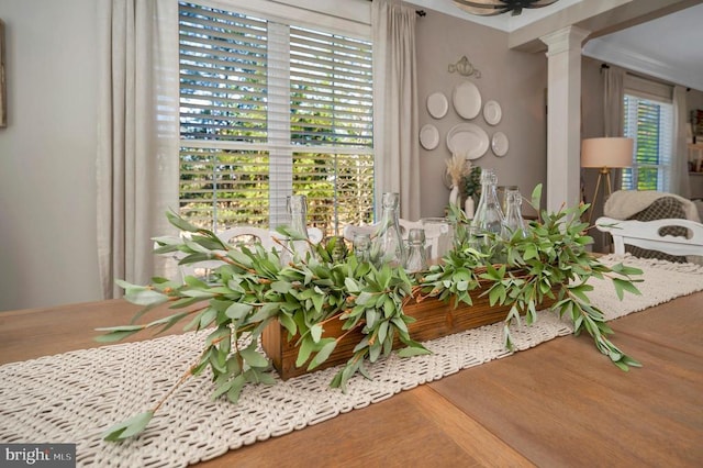 room details with decorative columns