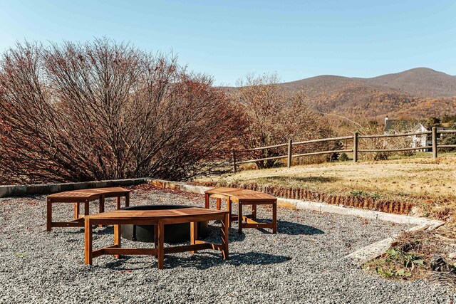 view of yard featuring a mountain view