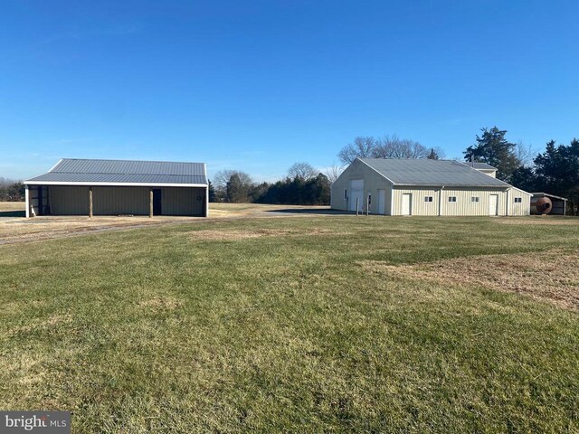 view of yard with an outdoor structure