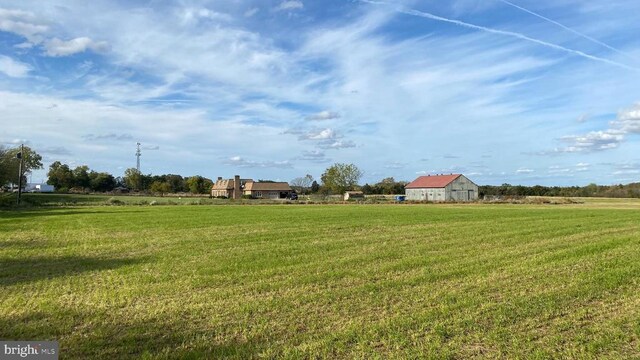 view of yard featuring a rural view