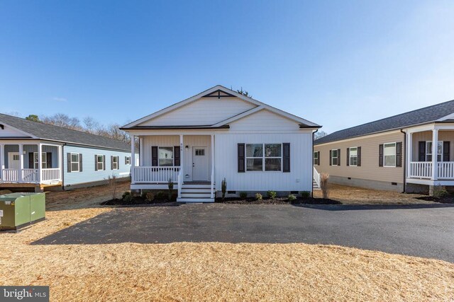 view of front of property featuring covered porch