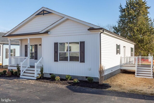 view of front of property with covered porch