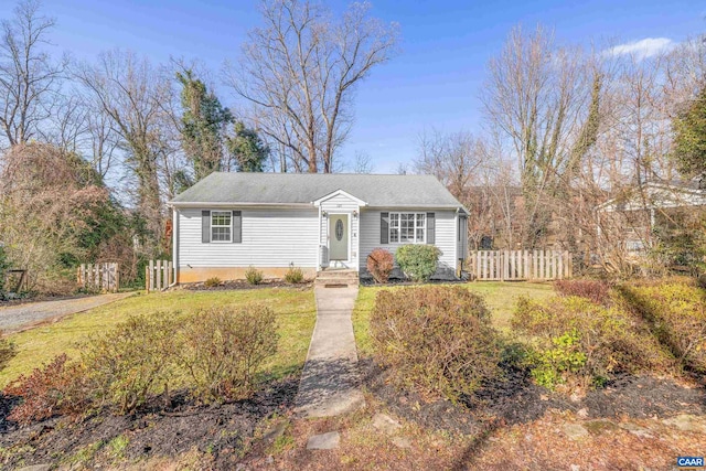 view of front of house featuring a front lawn and fence