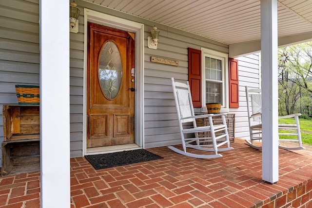 entrance to property featuring a porch