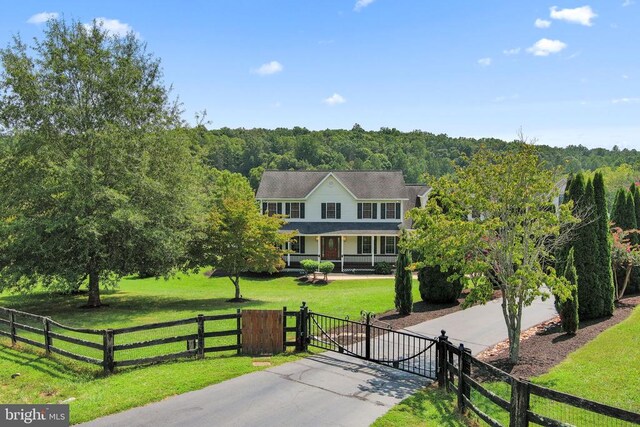 view of front of home featuring a front lawn