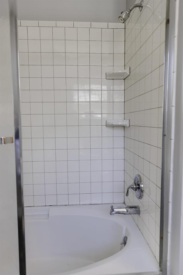 bathroom featuring tiled shower / bath combo