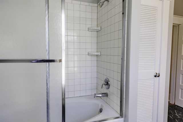 bathroom featuring tiled shower / bath