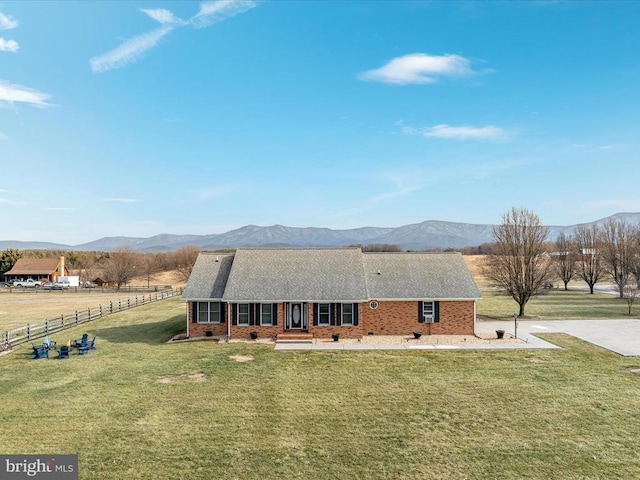 view of front of property featuring a mountain view and a front lawn