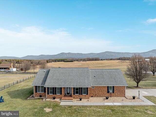 view of front of property featuring a mountain view and a front lawn