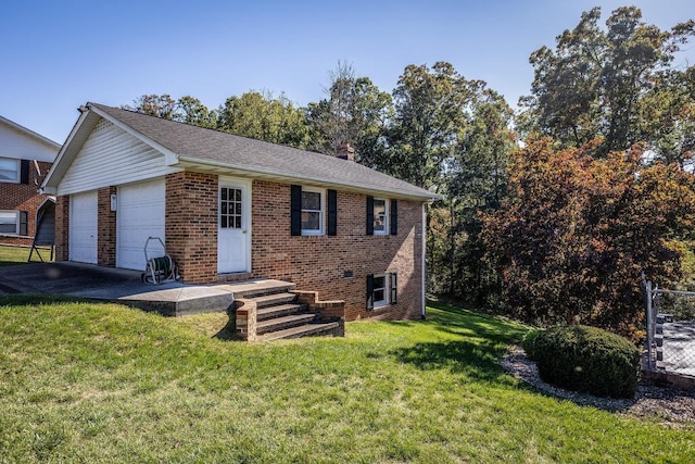 view of front facade featuring a garage and a front yard