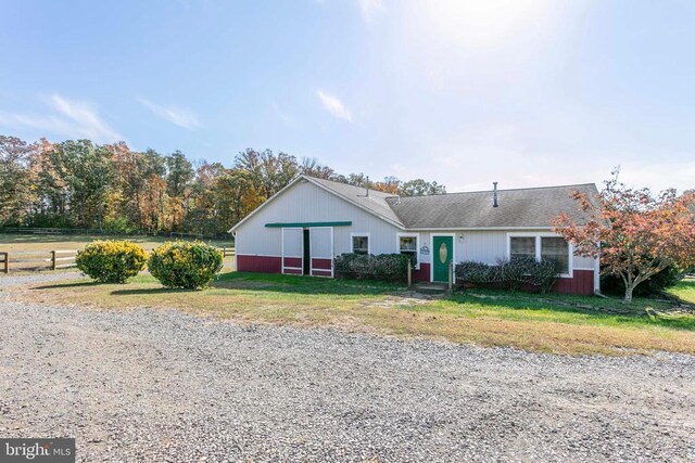 single story home with a front lawn